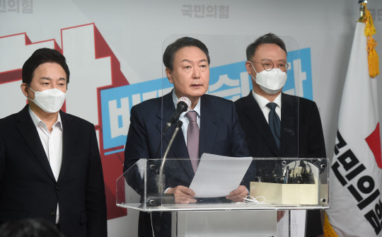 국민의힘 윤석열 대선후보와 원희룡(왼쪽) 정책총괄본부장 등이 26일 오전 서울 여의도 국민의힘 당사에서 '상식 회복 공약-성장과 복지의 선순환' 관련 기자회견을 하고 있다.<국회사진기자단·연합뉴스>